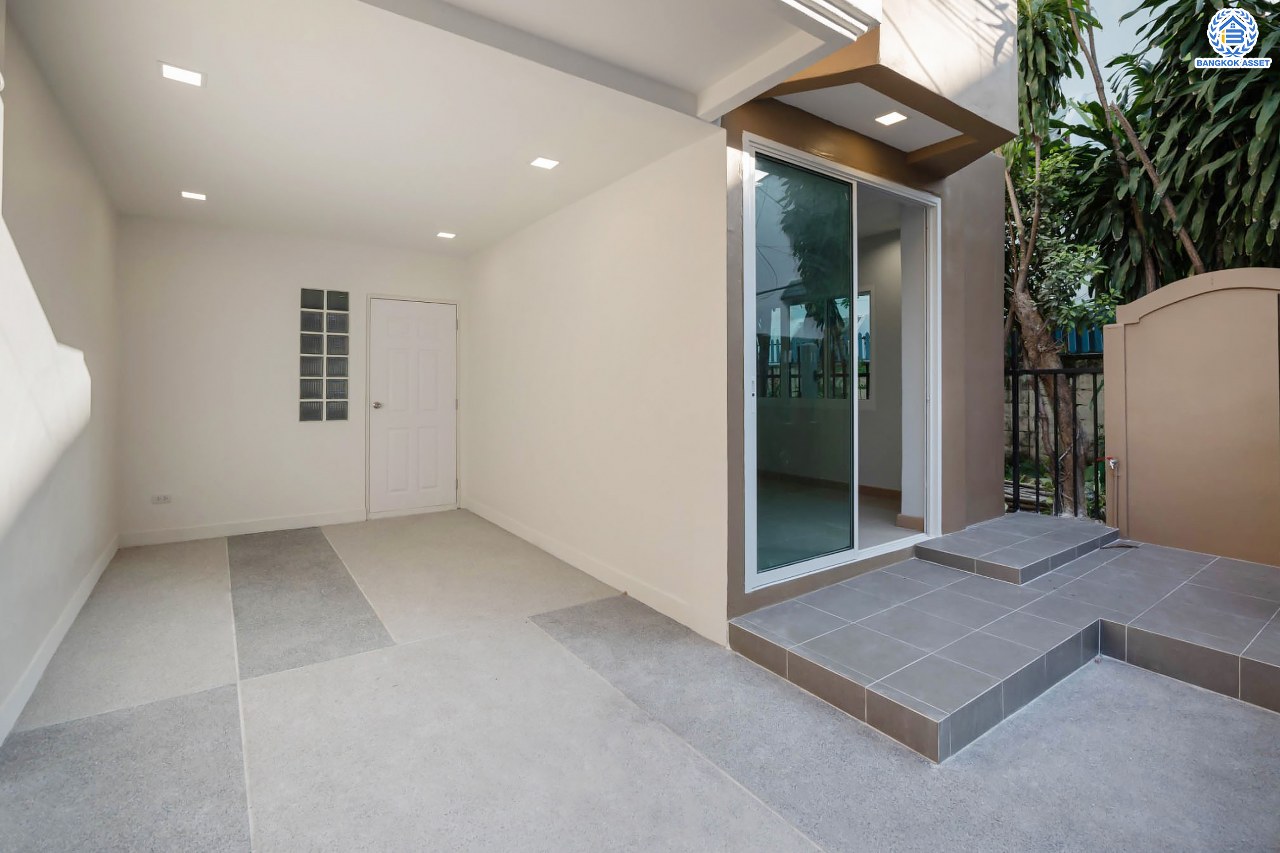 บ้านมือสองตกแต่งใหม่ 3 ชั้น ทำเลโซนเมือง โครงการ จริงใจวิลเลจ รัตนาธิเบศร์ (ซอยเรวดี) เนื้อที่ 23 ตร.ว. ฟังก์ชัน 4 ห้องนอน 3 ห้องน้ำ จอดรถได้ 1 คัน เข้า-ออกได้หลายเส้นทาง ทั้งรัตนาธิเบศร์, ติวานนท์ และเลี่ยงเมืองนนท์ ใกล้ทางด่วน "งามวงศ์วาน" รถไฟฟ้าสายสีม่วง "สถานีศูนย์ราชการนนทบุรี" และ "สถานีบางกระสอ"